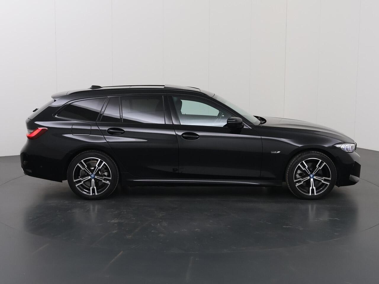 BMW 3-SERIE Touring 330e xDrive | M-Sport | Panoramadak | HUD | Curved Display | Ele.verstelbare stoelen + Geheugen | Camera | Apple CarPlay/Android Auto | Standkachel | Adaptieve Cruise Control | BMW LED |