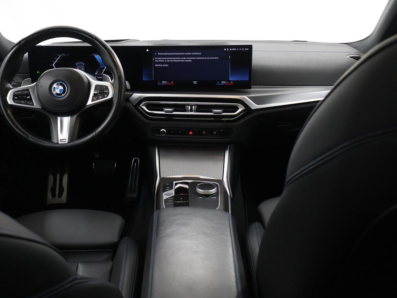BMW 3-SERIE Touring 330e xDrive | M-Sport | Panoramadak | HUD | Curved Display | Ele.verstelbare stoelen + Geheugen | Camera | Apple CarPlay/Android Auto | Standkachel | Adaptieve Cruise Control | BMW LED |
