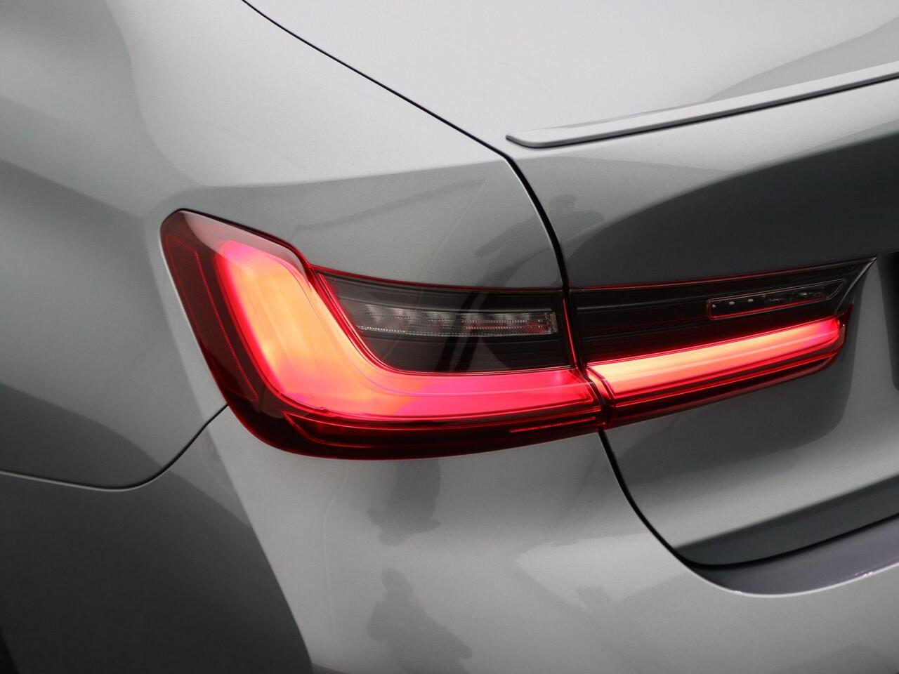 BMW 3-SERIE Sedan M340i xDrive Comfort Pack | Stuurwielrand Verwarmd | Comfort Access | Achteruitrijcamera | Parking Assistant | DAB | HiFi | 19''