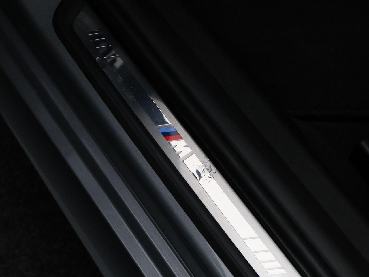 BMW 3-SERIE Sedan M340i xDrive Comfort Pack | Stuurwielrand Verwarmd | Comfort Access | Achteruitrijcamera | Parking Assistant | DAB | HiFi | 19''