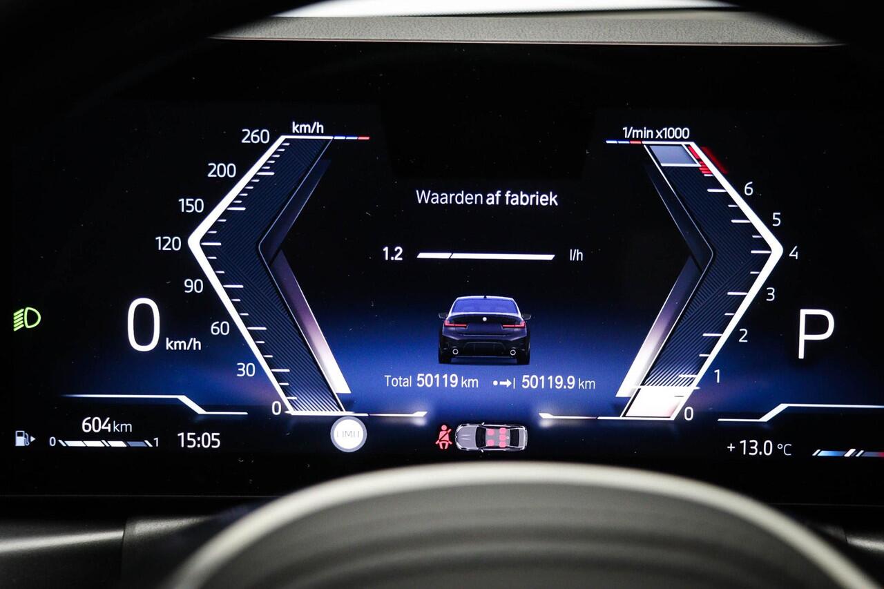 BMW 3-SERIE 318i M-Sport | TRAVEL- PACK | KANTELDAK | STOELVERWARMING | DAB | APPLE | 19"