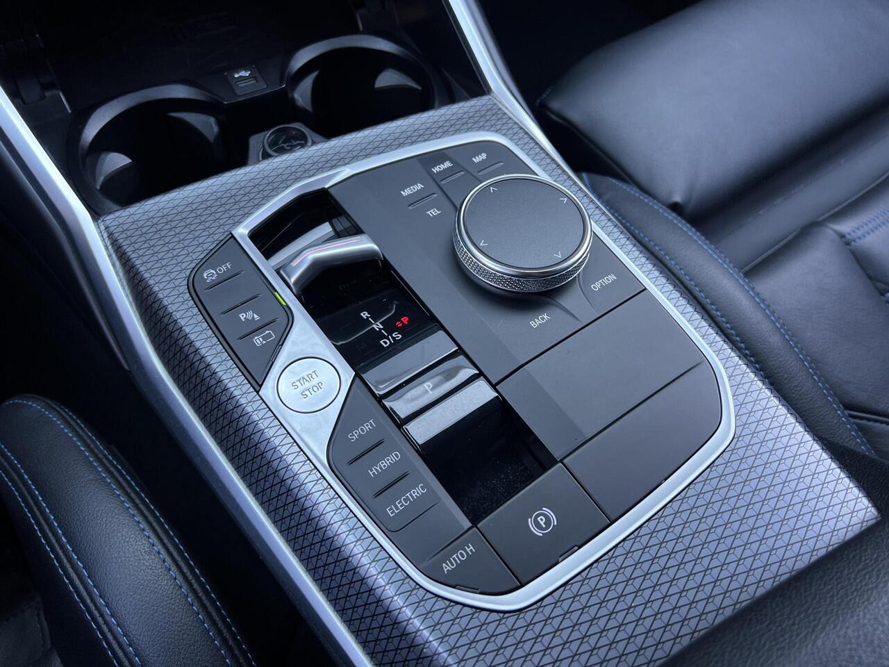 BMW 3-SERIE Touring 330e X-drive Automaat 293PK | M-Sport | Panoramadak | Supersport stoelen | Head-Up Display | HIGH Executive