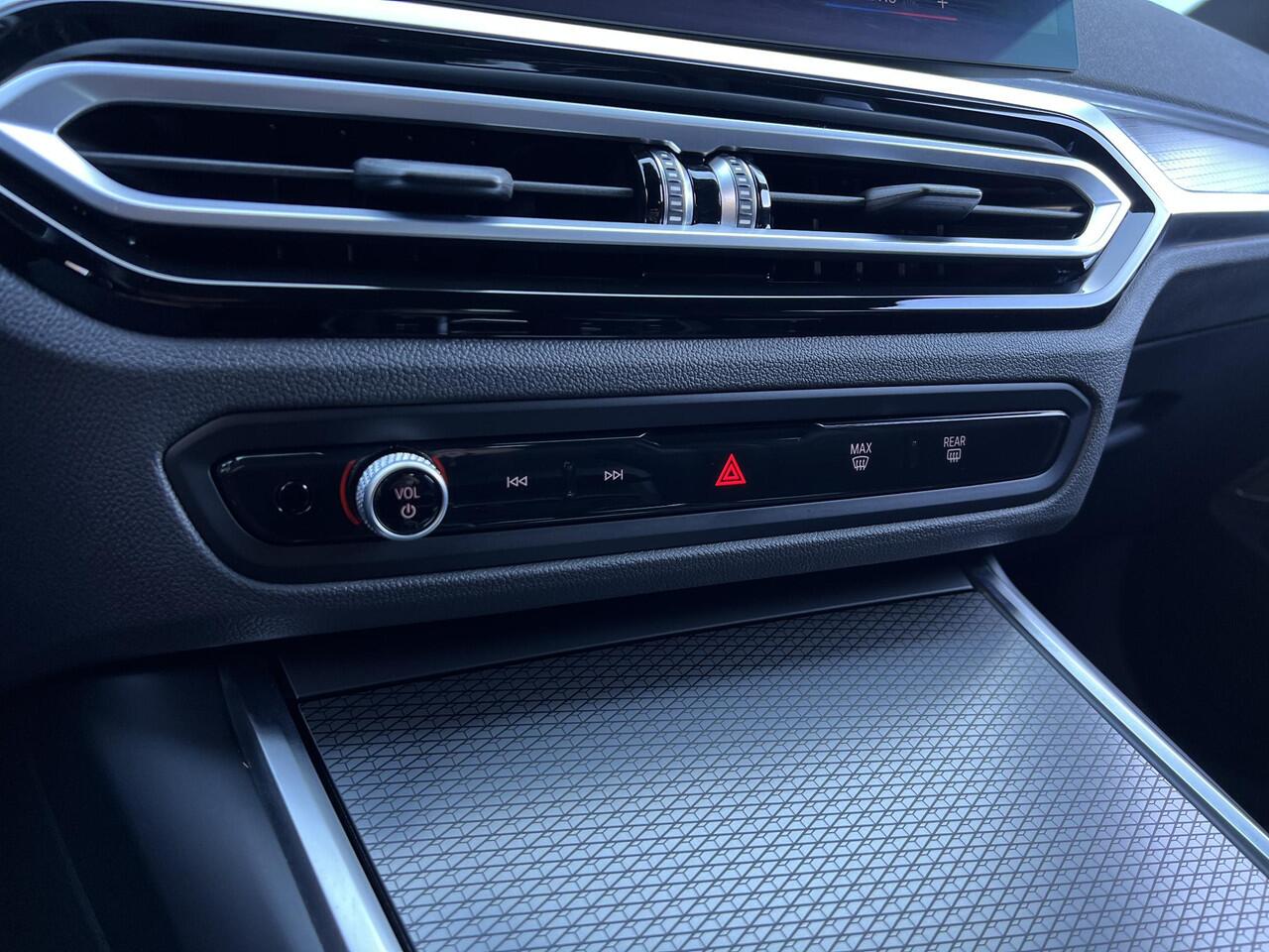 BMW 3-SERIE Touring 330e X-drive Automaat 293PK | M-Sport | Panoramadak | Supersport stoelen | Head-Up Display | HIGH Executive