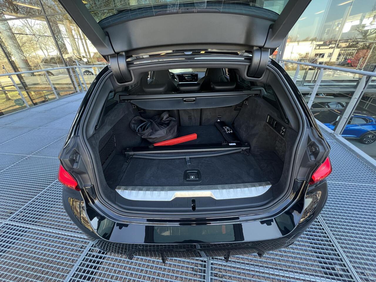 BMW 3-SERIE Touring 330e X-drive Automaat 293PK | M-Sport | Panoramadak | Supersport stoelen | Head-Up Display | HIGH Executive