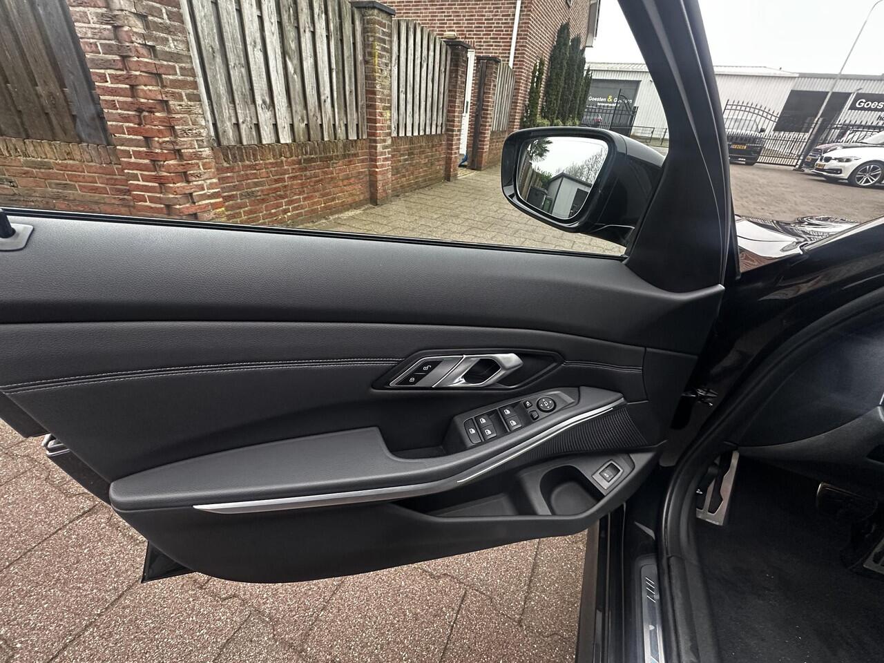 BMW 3-SERIE Touring 318i M-SPORT NL Auto