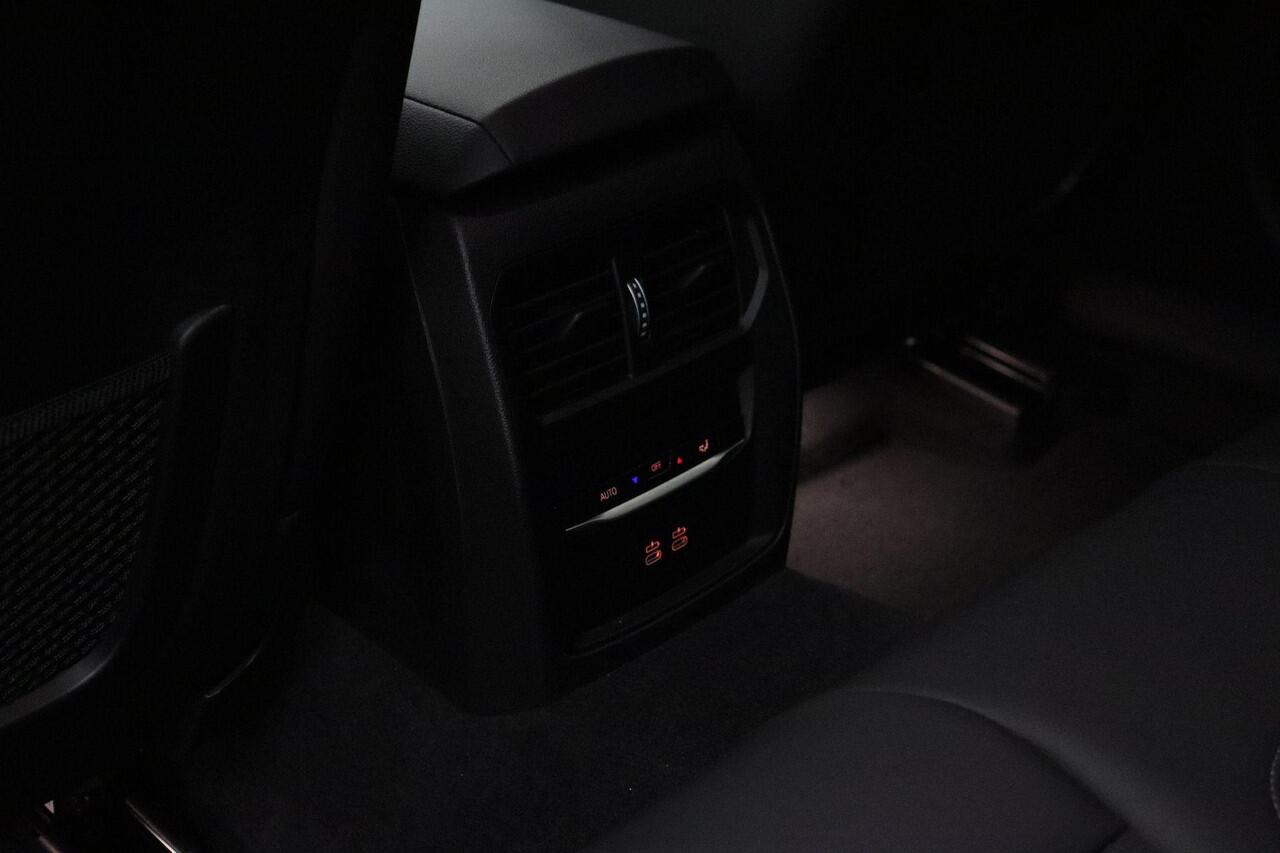 BMW 3-SERIE Touring 320e 2023 | Connected Services | Carplay | DAB Radio | Stuurverwarming | Adaptive Cruise Control | Boekjes | Keyless 2 Sleutels | Elektrische Trekhaak & Achterklep | Navigatie | Stuurwiel Bediening