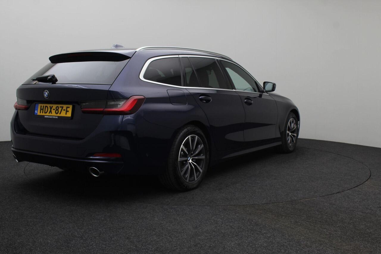 BMW 3-SERIE Touring 320e 2023 | Connected Services | Carplay | DAB Radio | Stuurverwarming | Adaptive Cruise Control | Boekjes | Keyless 2 Sleutels | Elektrische Trekhaak & Achterklep | Navigatie | Stuurwiel Bediening