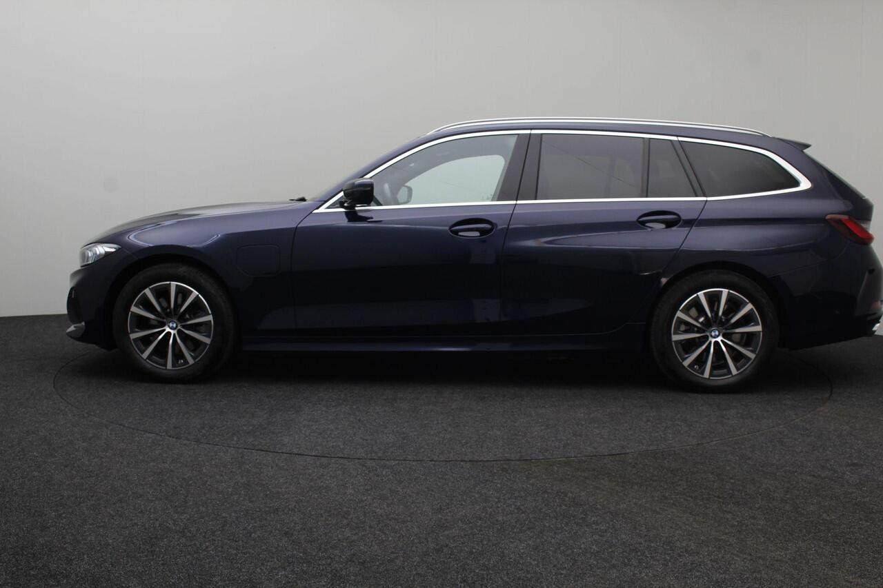 BMW 3-SERIE Touring 320e 2023 | Connected Services | Carplay | DAB Radio | Stuurverwarming | Adaptive Cruise Control | Boekjes | Keyless 2 Sleutels | Elektrische Trekhaak & Achterklep | Navigatie | Stuurwiel Bediening