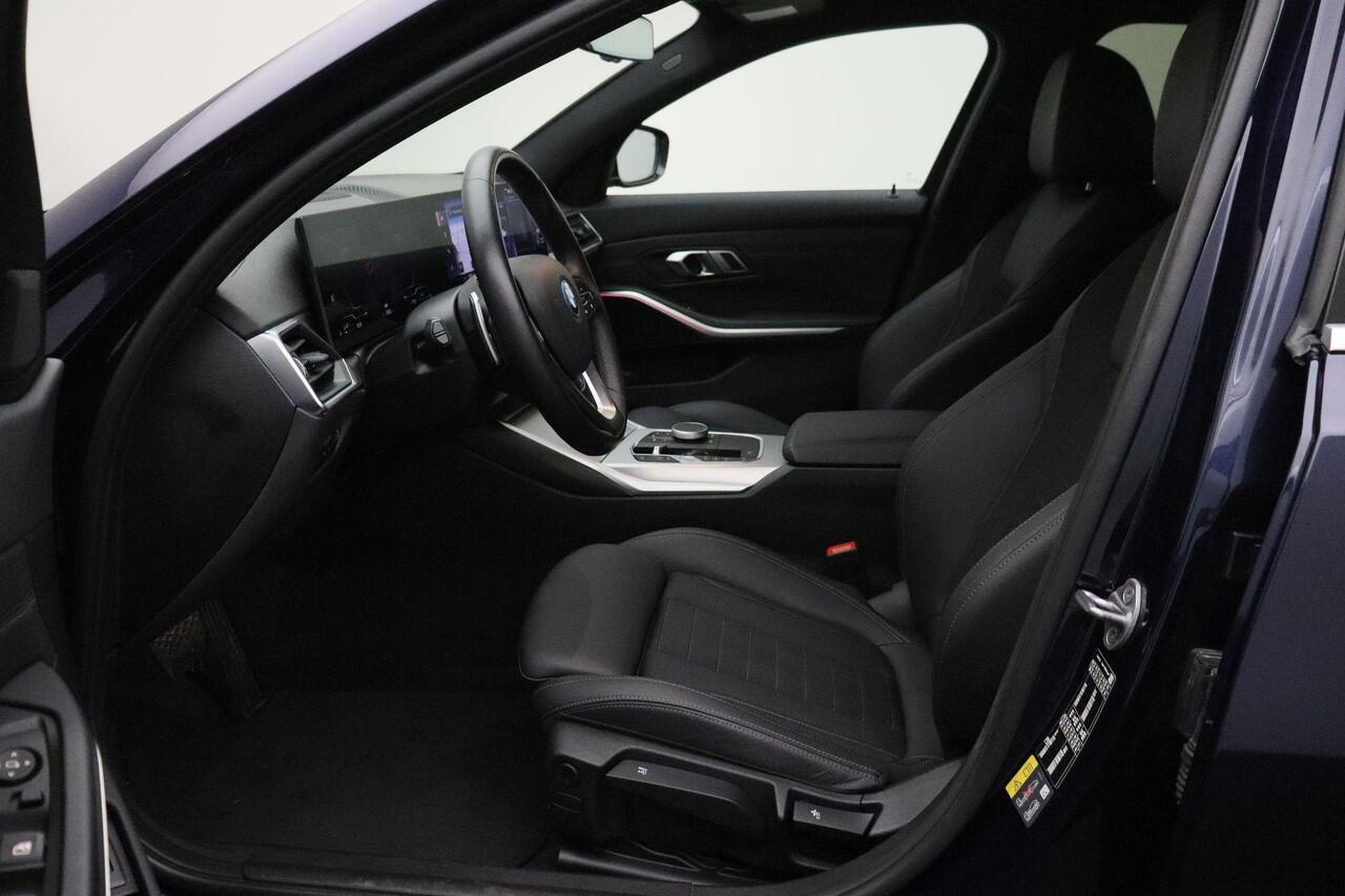 BMW 3-SERIE Touring 320e 2023 | Connected Services | Carplay | DAB Radio | Stuurverwarming | Adaptive Cruise Control | Boekjes | Keyless 2 Sleutels | Elektrische Trekhaak & Achterklep | Navigatie | Stuurwiel Bediening
