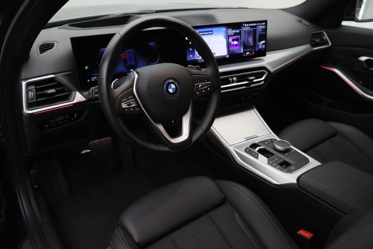 BMW 3-SERIE Touring 320e 2023 | Connected Services | Carplay | DAB Radio | Stuurverwarming | Adaptive Cruise Control | Boekjes | Keyless 2 Sleutels | Elektrische Trekhaak & Achterklep | Navigatie | Stuurwiel Bediening
