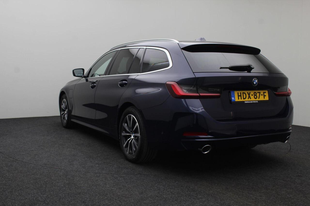 BMW 3-SERIE Touring 320e 2023 | Connected Services | Carplay | DAB Radio | Stuurverwarming | Adaptive Cruise Control | Boekjes | Keyless 2 Sleutels | Elektrische Trekhaak & Achterklep | Navigatie | Stuurwiel Bediening