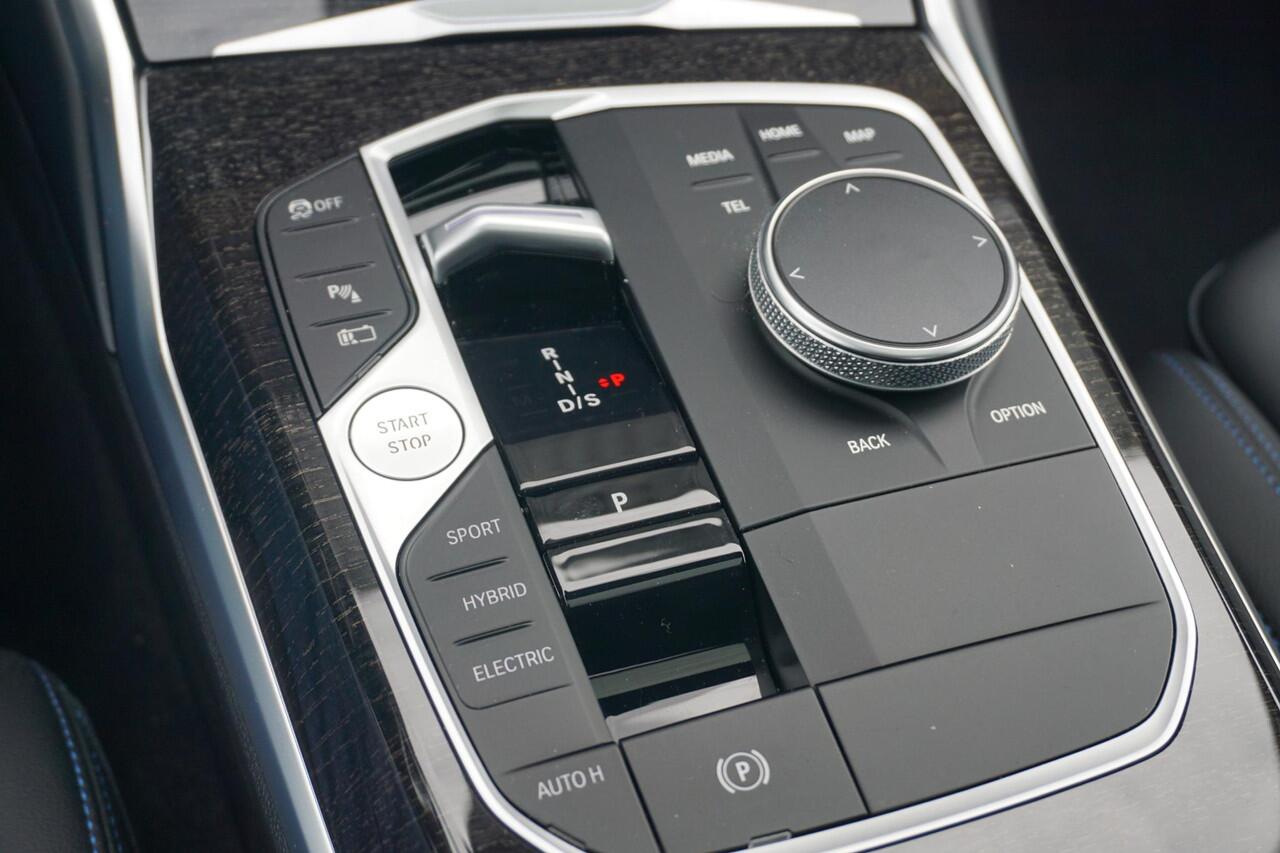 BMW 3-SERIE 330e M Sport | Schuif-kanteldak / HIFI / 18 Inch / Achteruitrijcamera / Stoelverwarming