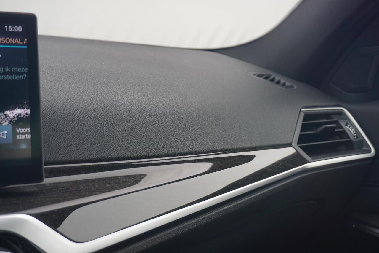 BMW 3-SERIE 330e M Sport | Schuif-kanteldak / HIFI / 18 Inch / Achteruitrijcamera / Stoelverwarming