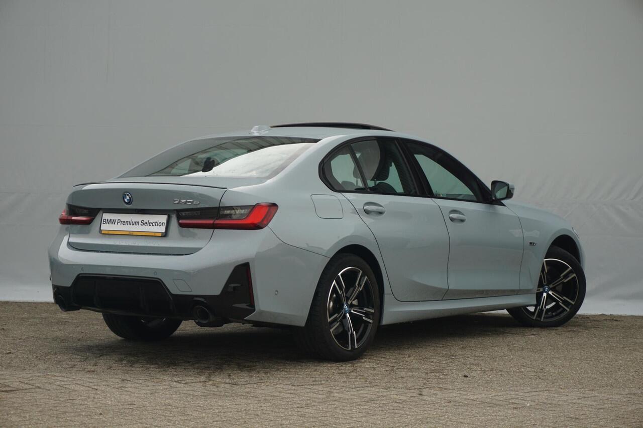 BMW 3-SERIE 330e M Sport | Schuif-kanteldak / HIFI / 18 Inch / Achteruitrijcamera / Stoelverwarming