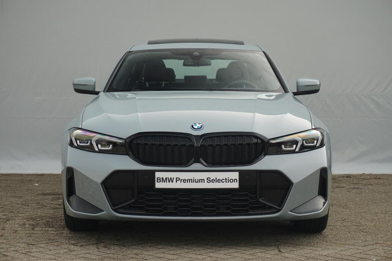 BMW 3-SERIE 330e M Sport | Schuif-kanteldak / HIFI / 18 Inch / Achteruitrijcamera / Stoelverwarming