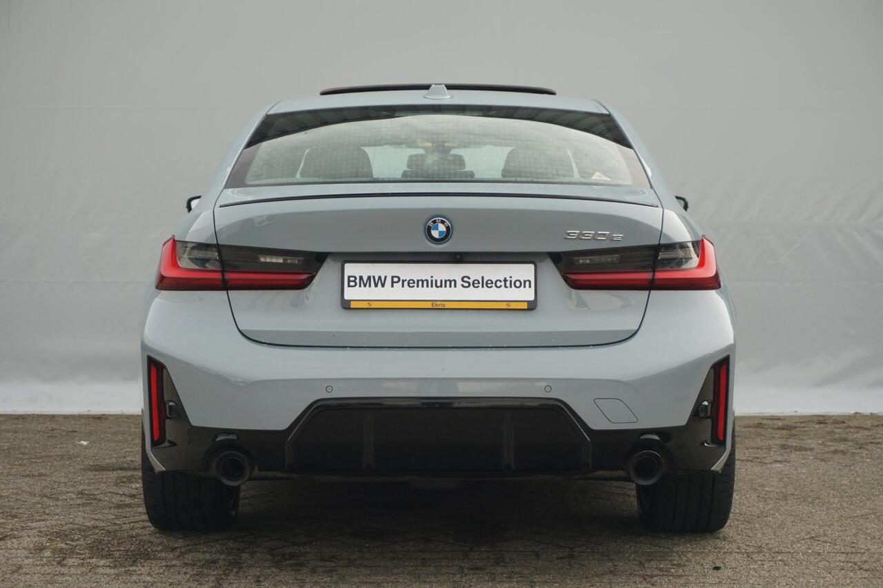 BMW 3-SERIE 330e M Sport | Schuif-kanteldak / HIFI / 18 Inch / Achteruitrijcamera / Stoelverwarming