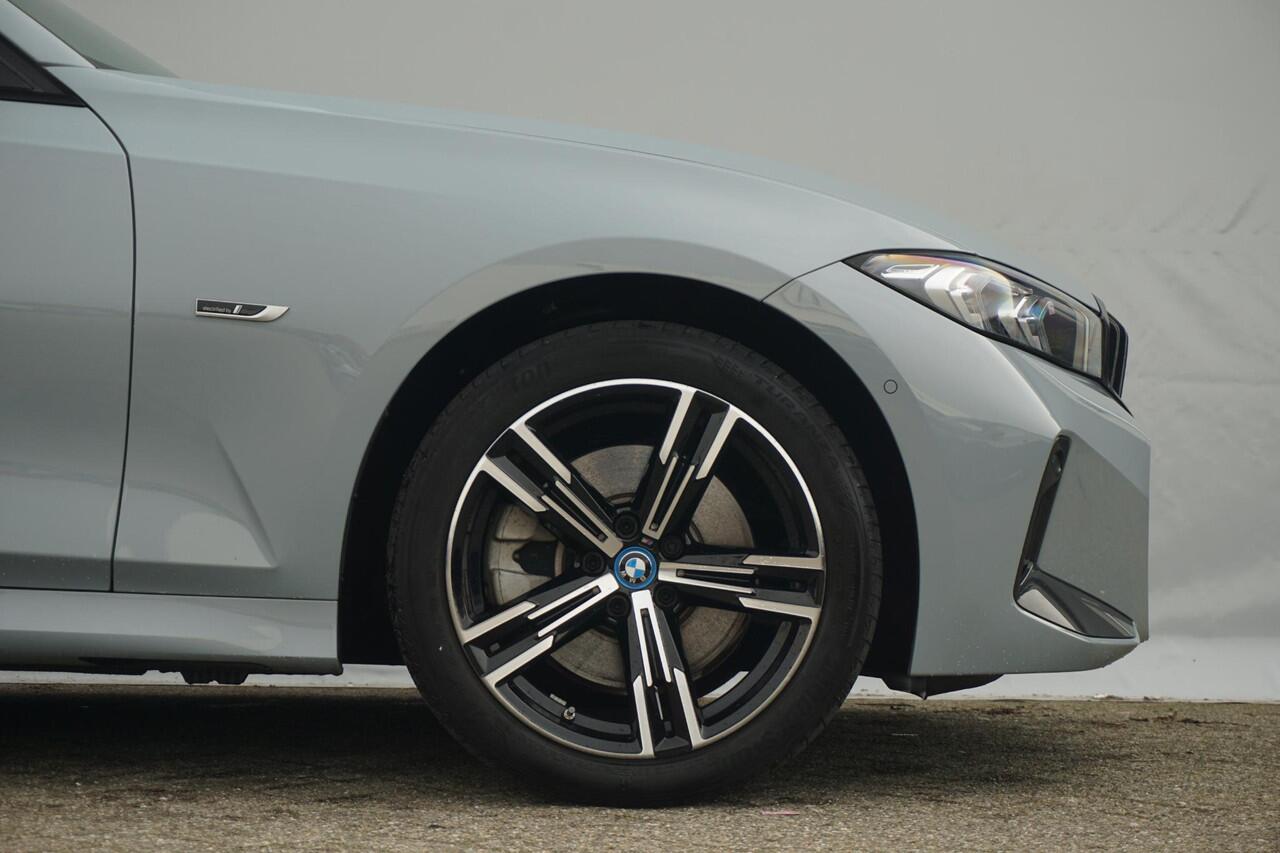 BMW 3-SERIE 330e M Sport | Schuif-kanteldak / HIFI / 18 Inch / Achteruitrijcamera / Stoelverwarming