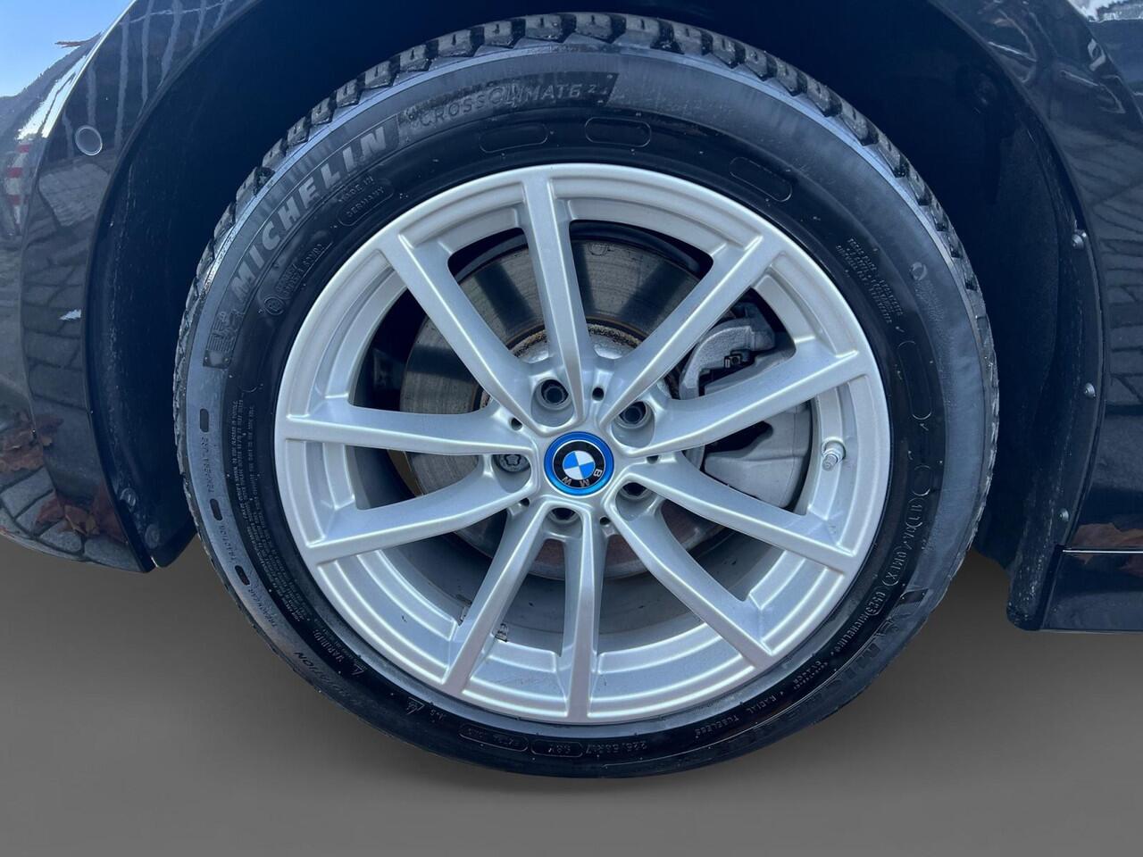 BMW 3-SERIE Touring 320e | Leder | Dealer onderhouden | Blackpack | Virtual cockpit | Camera |