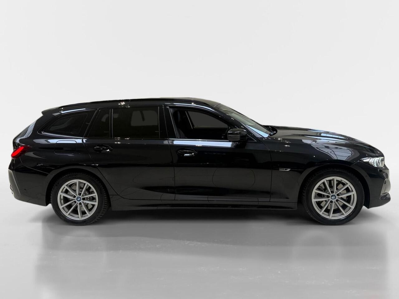 BMW 3-SERIE Touring 320e | Leder | Dealer onderhouden | Blackpack | Virtual cockpit | Camera |
