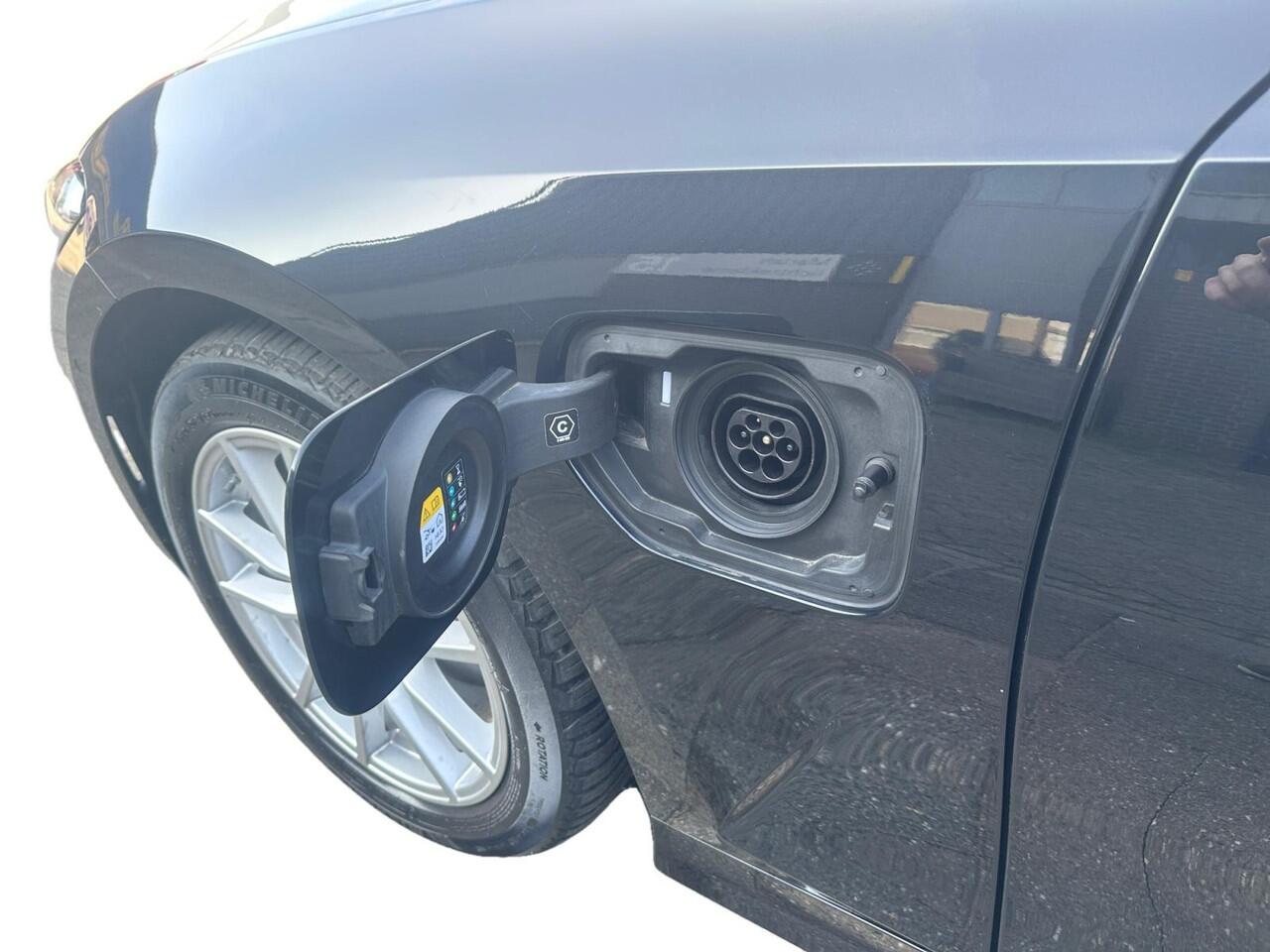 BMW 3-SERIE Touring 320e | Leder | Dealer onderhouden | Blackpack | Virtual cockpit | Camera |