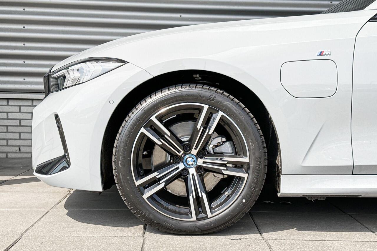 BMW 3-SERIE Sedan 320e M Sport / Travel Pack / Trekhaak / schuifdak