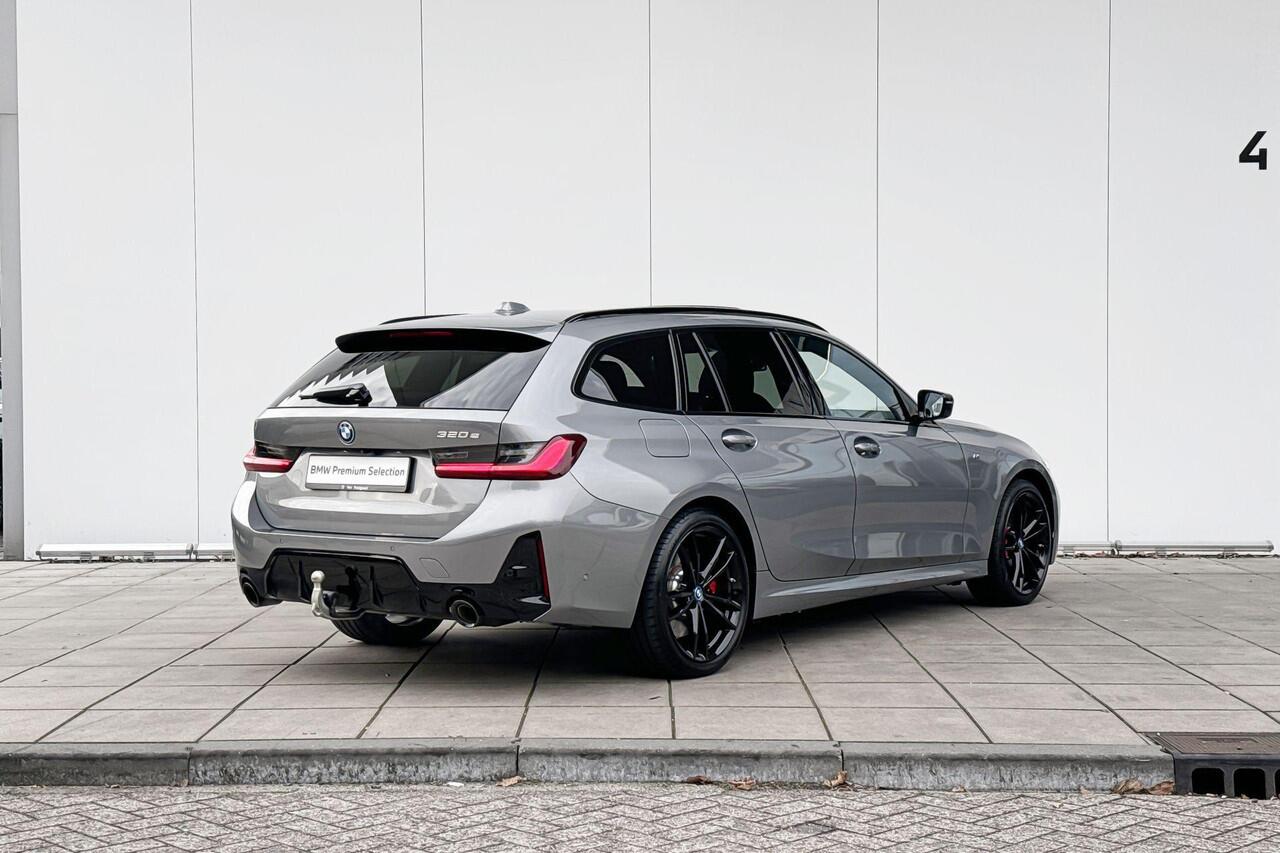 BMW 3-SERIE Touring 320e High Executive M Sport Pro / Glazen Schuifdak / Harman Kardon / Head Up / Adaptieve cruise / Trekhaak wegklapbaar / Stuur verwarmd / Comfort Acces / Getinte ramen / M Koplampen Shadow Line / 19 Inch