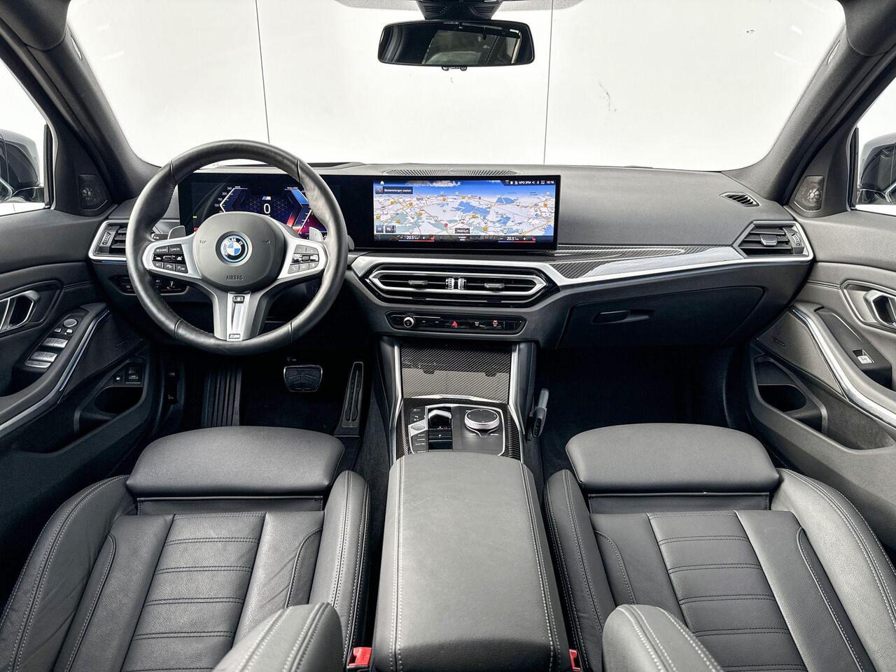 BMW 3-SERIE Touring 320e High Executive M Sport Pro / Glazen Schuifdak / Harman Kardon / Head Up / Adaptieve cruise / Trekhaak wegklapbaar / Stuur verwarmd / Comfort Acces / Getinte ramen / M Koplampen Shadow Line / 19 Inch