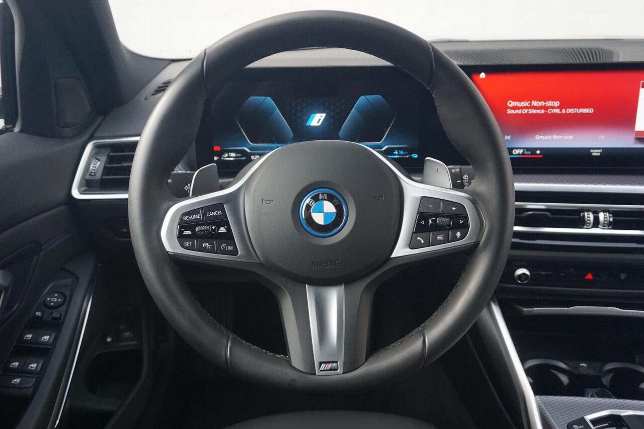 BMW 3-SERIE Touring 320e M Sportpakket 19'' / Hifi / Active cruise control / Trekhaak / Shadow Line