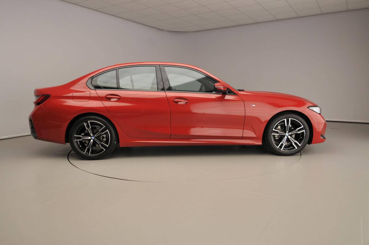 BMW 3-SERIE Sedan 320i | M-Sportpakket | LED | Leder | HUD | Keyles go | Stoelverwarming | DAB | Hifi speakers | Alu 18 inch