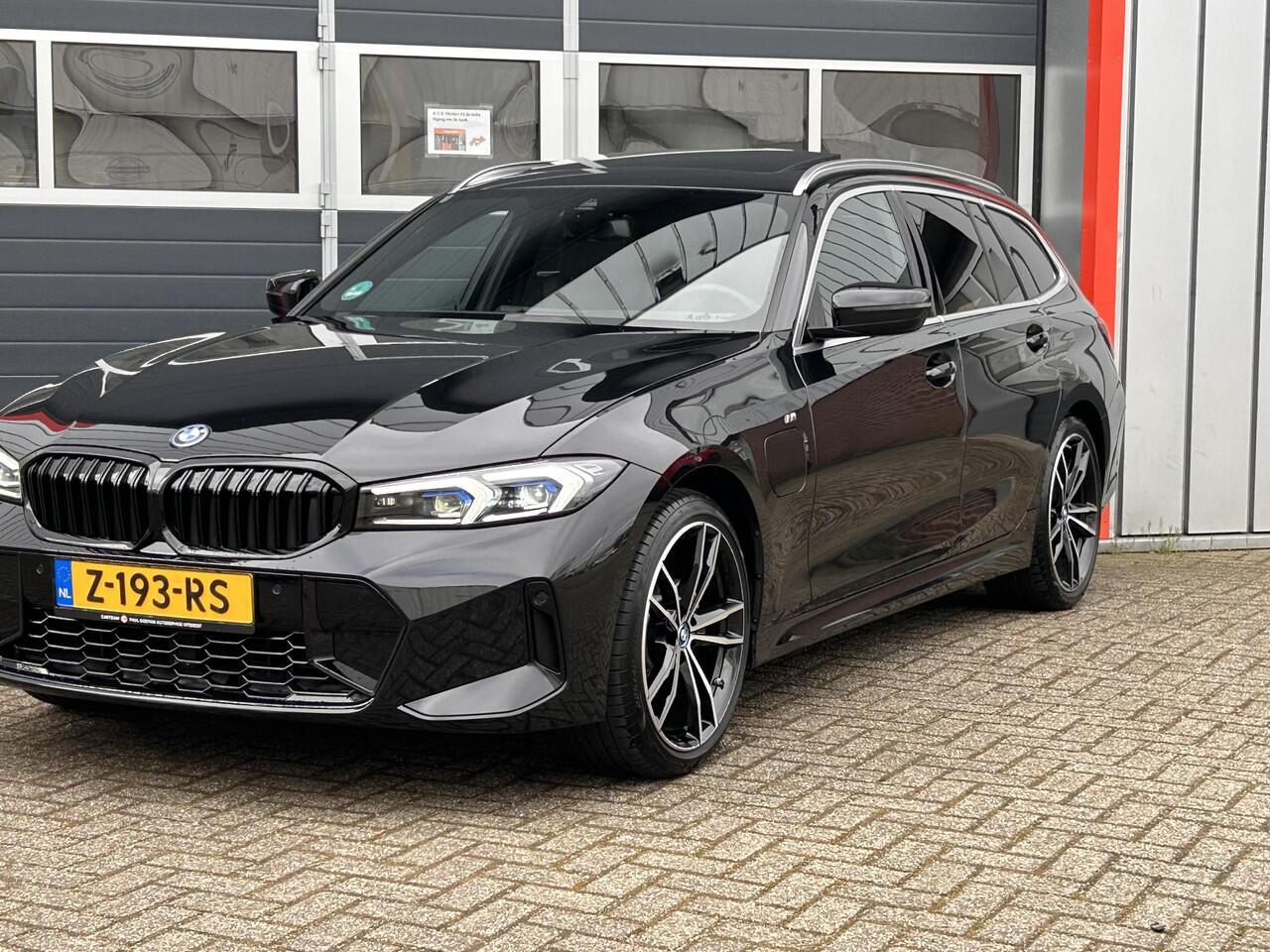 BMW 3-SERIE Touring 320e | M pakket | Pano | H&K | Head Up | LED |