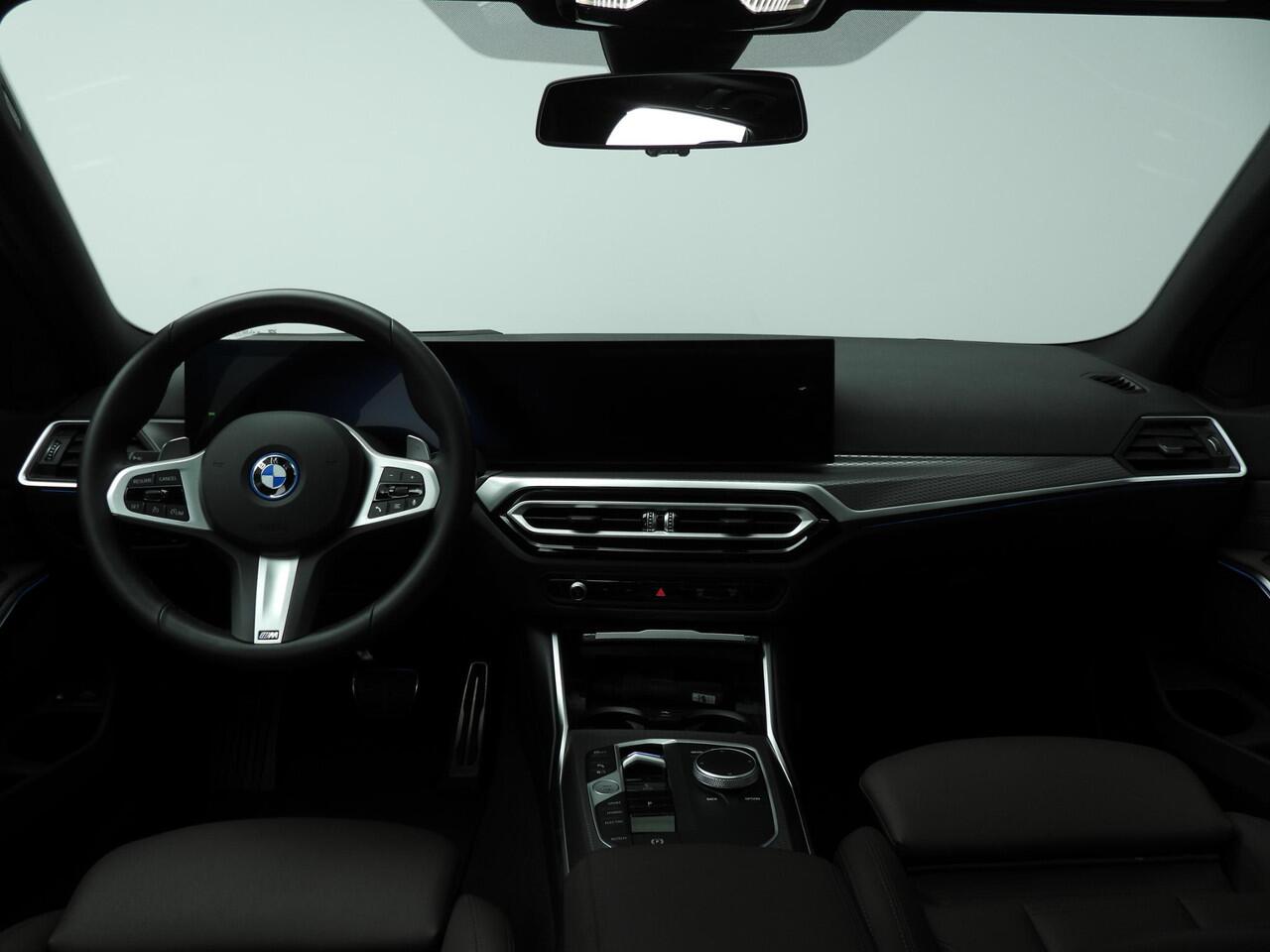 BMW 3-SERIE Touring 320e | M-Sportpakket | LED | Leder | HUD | Schuifdak | Elektr. zetels | Sportstoelen | DAB | Hifi speakers | Alu 19 inch