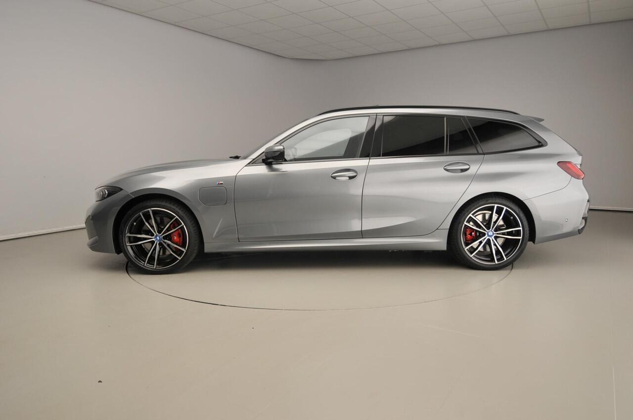 BMW 3-SERIE Touring 320e | M-Sportpakket | LED | Leder | HUD | Schuifdak | Elektr. zetels | Sportstoelen | DAB | Hifi speakers | Alu 19 inch