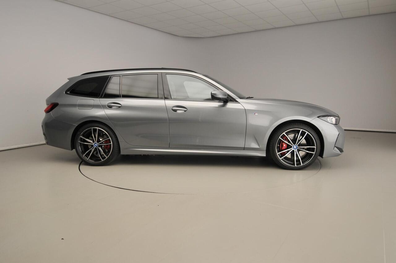 BMW 3-SERIE Touring 320e | M-Sportpakket | LED | Leder | HUD | Schuifdak | Elektr. zetels | Sportstoelen | DAB | Hifi speakers | Alu 19 inch