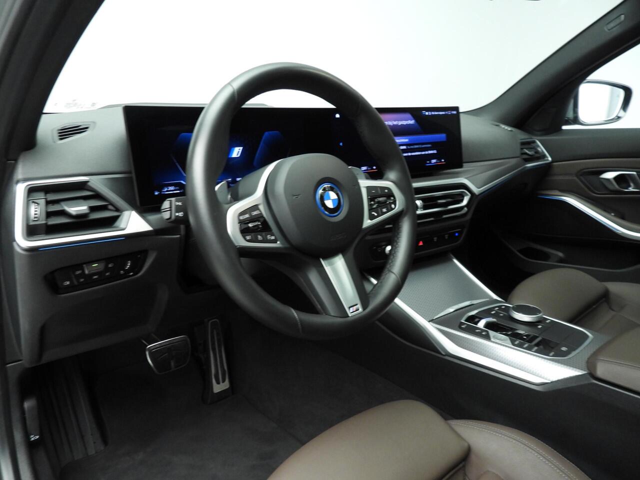 BMW 3-SERIE Touring 320e | M-Sportpakket | LED | Leder | HUD | Schuifdak | Elektr. zetels | Sportstoelen | DAB | Hifi speakers | Alu 19 inch