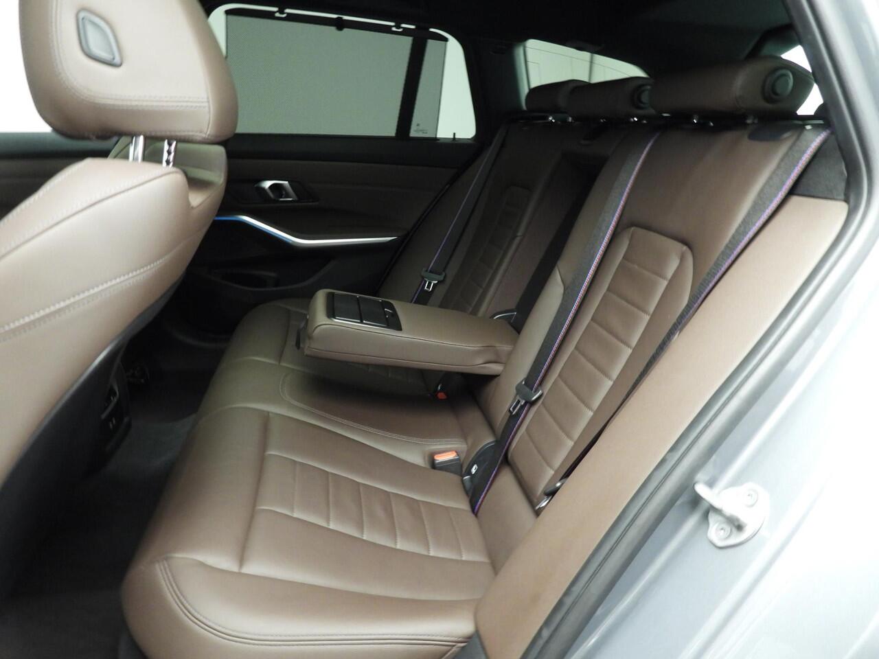 BMW 3-SERIE Touring 320e | M-Sportpakket | LED | Leder | HUD | Schuifdak | Elektr. zetels | Sportstoelen | DAB | Hifi speakers | Alu 19 inch