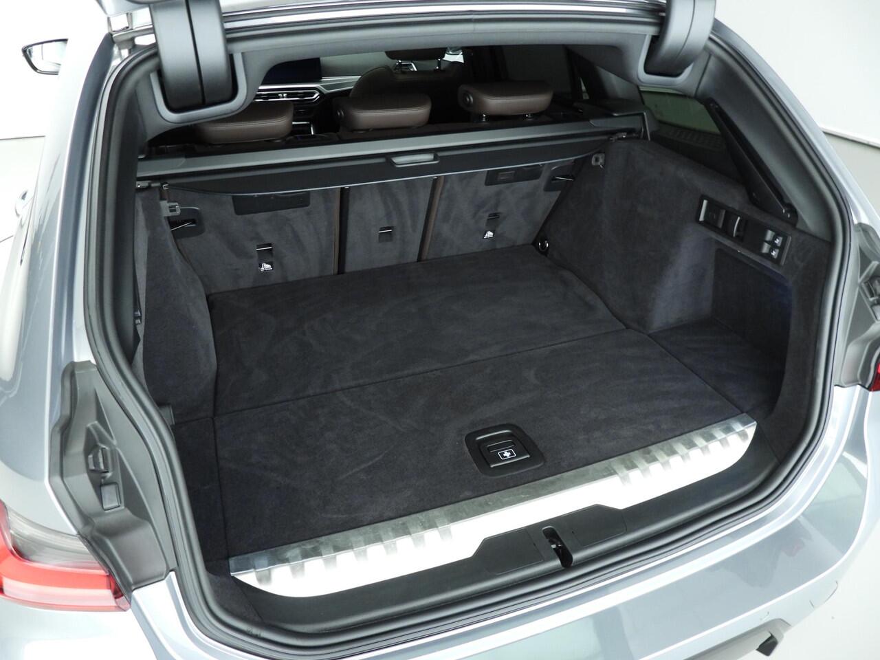 BMW 3-SERIE Touring 320e | M-Sportpakket | LED | Leder | HUD | Schuifdak | Elektr. zetels | Sportstoelen | DAB | Hifi speakers | Alu 19 inch