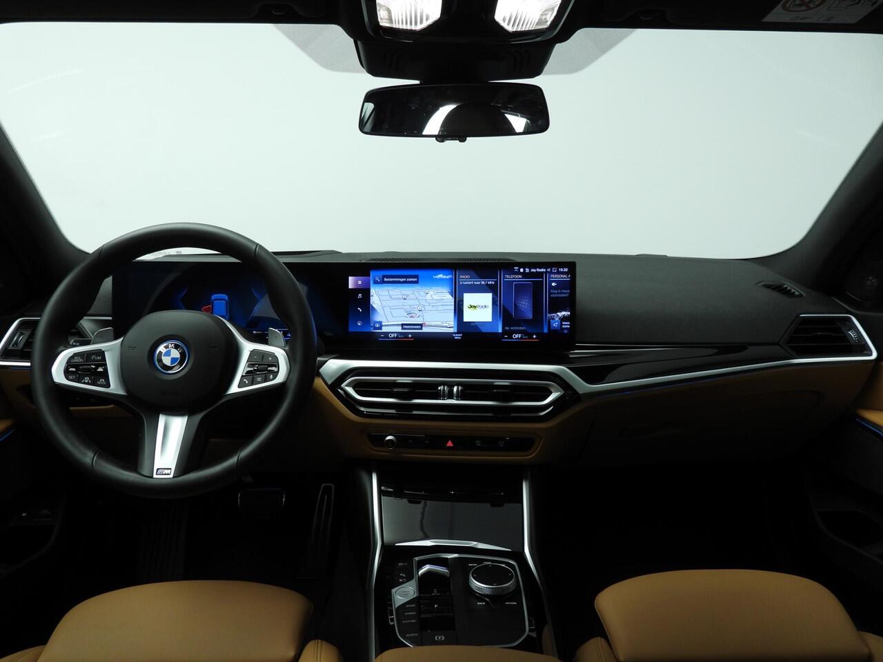 BMW 3-SERIE Touring 330e | Individual Lak | M-Sportpakket | LED | HUD | Trekhaak | Elektr. zetels | DAB | Harman-kardon sound | Alu 19 inch