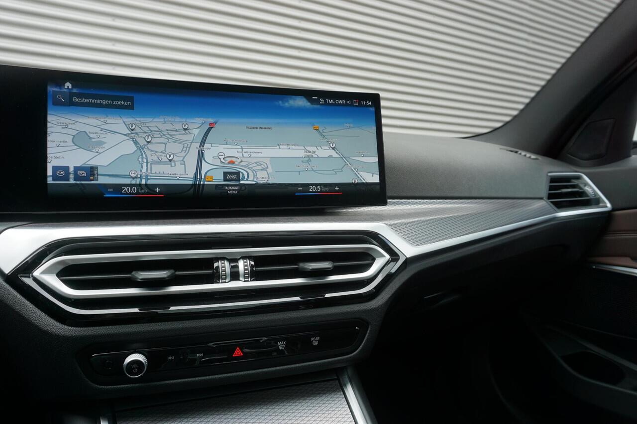 BMW 3-SERIE Touring 330i M Sportpakket Pro | Travel Pack | Glazen panoramadak | 19 inch LM Dubbelspaak | Extra getint glas | M Sportremsysteem Rot