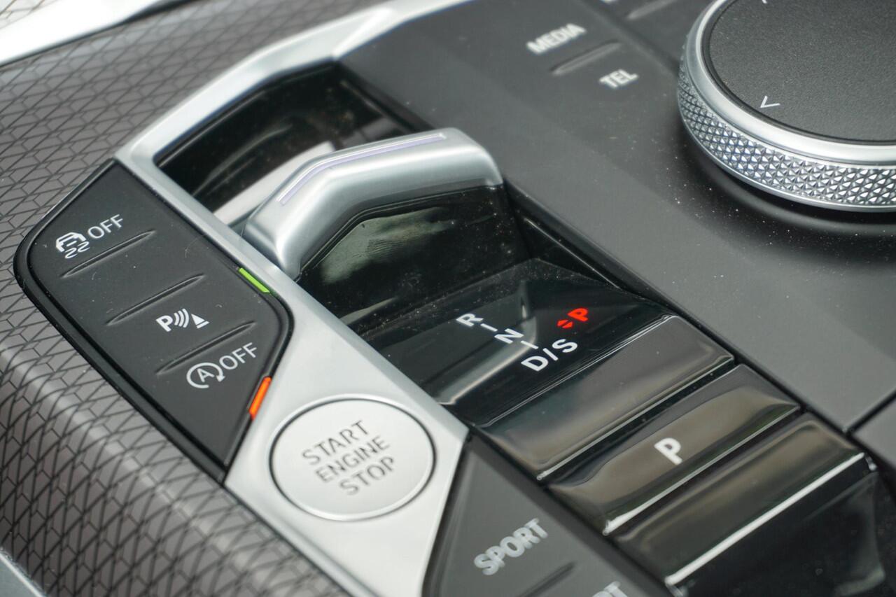 BMW 3-SERIE Touring 330i M Sportpakket Pro | Travel Pack | Glazen panoramadak | 19 inch LM Dubbelspaak | Extra getint glas | M Sportremsysteem Rot