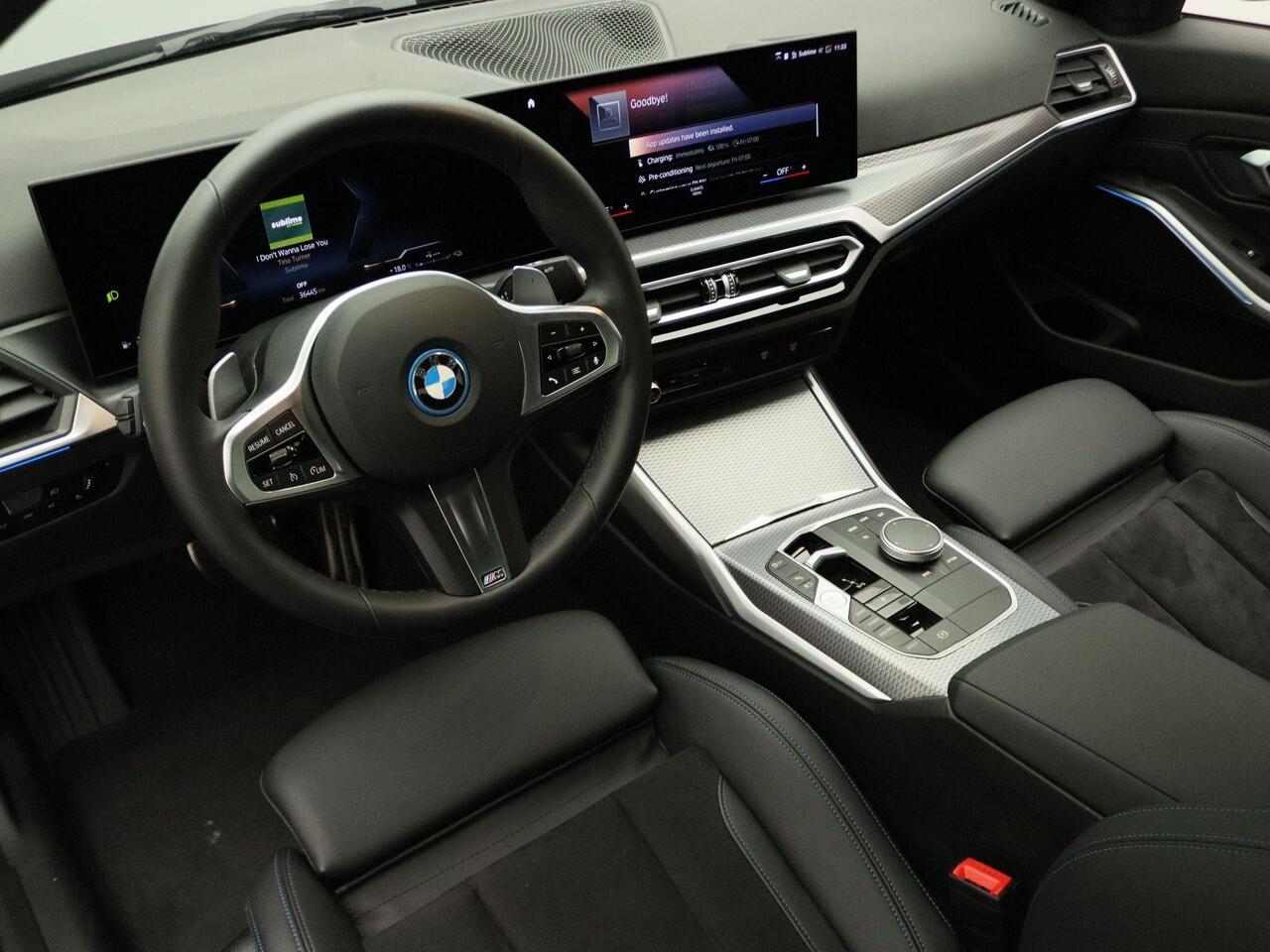 BMW 3-SERIE Sedan 330e M Sportpakket | Trekhaak | HIFI | Widescreen Display | 18"