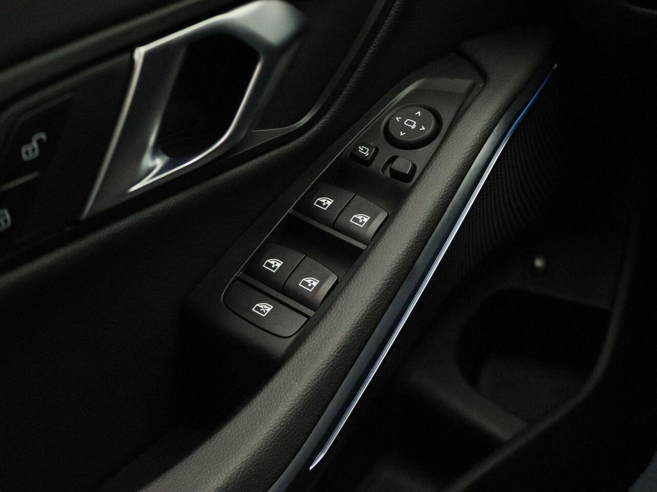 BMW 3-SERIE Sedan 330e M Sportpakket | Trekhaak | HIFI | Widescreen Display | 18"