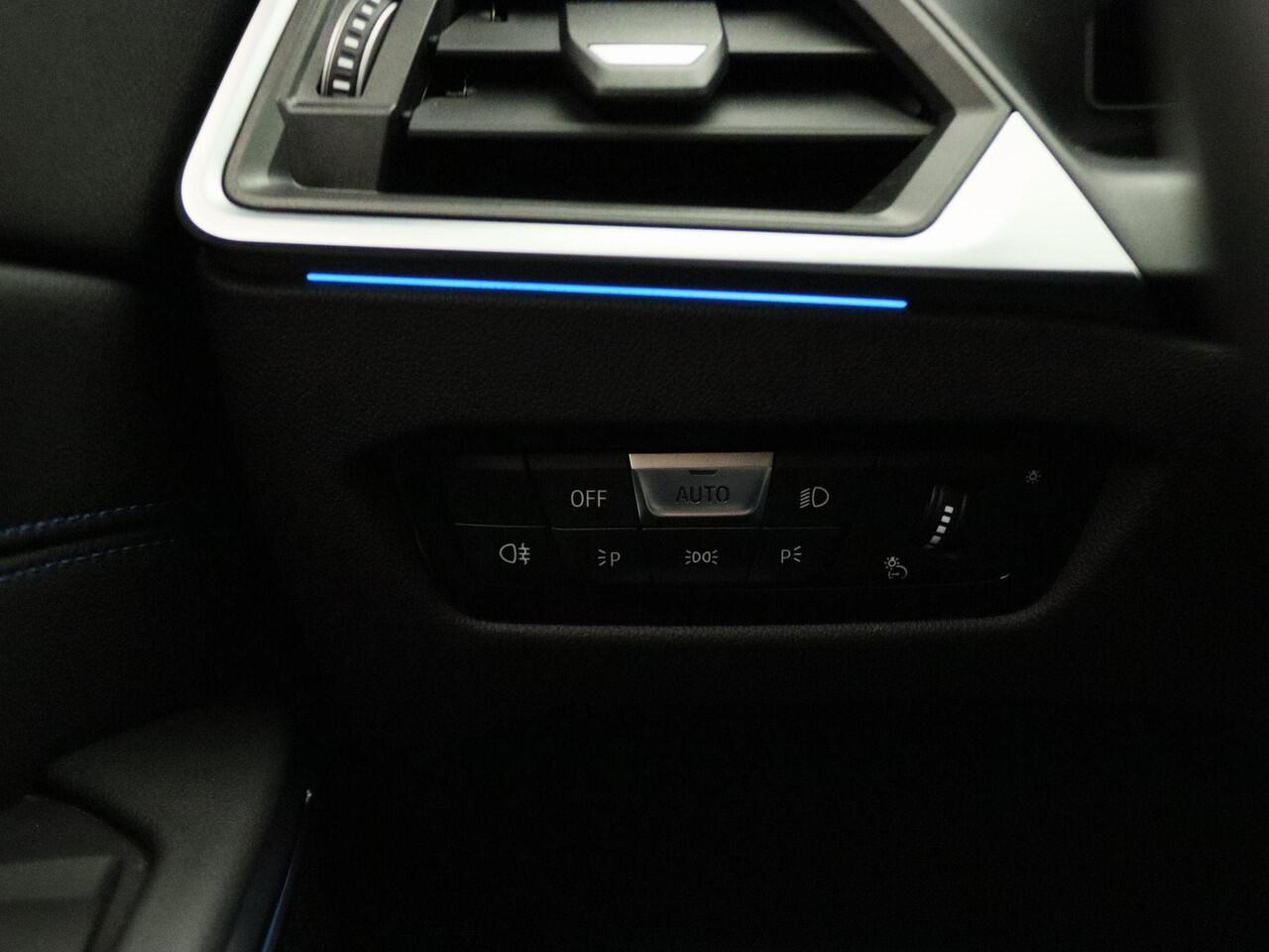 BMW 3-SERIE Sedan 330e M Sportpakket | Trekhaak | HIFI | Widescreen Display | 18"