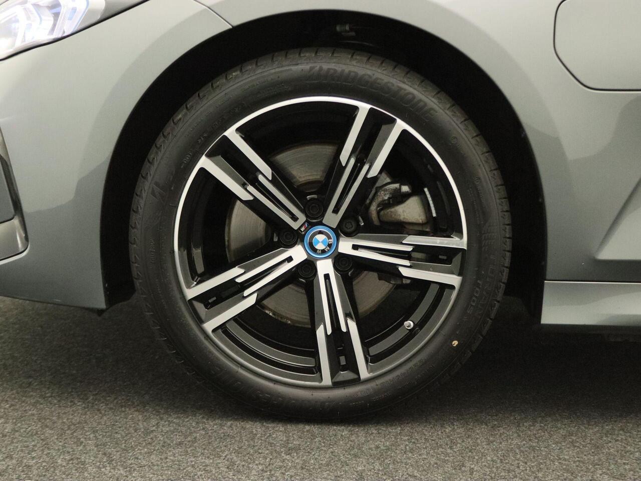 BMW 3-SERIE Sedan 330e M Sportpakket | Trekhaak | HIFI | Widescreen Display | 18"