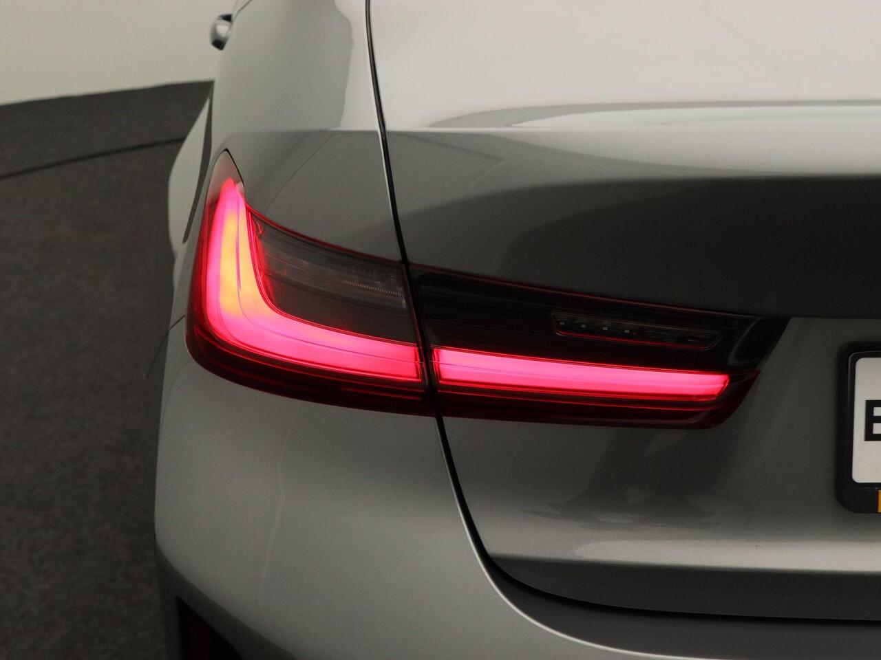 BMW 3-SERIE Sedan 330e M Sportpakket | Trekhaak | HIFI | Widescreen Display | 18"