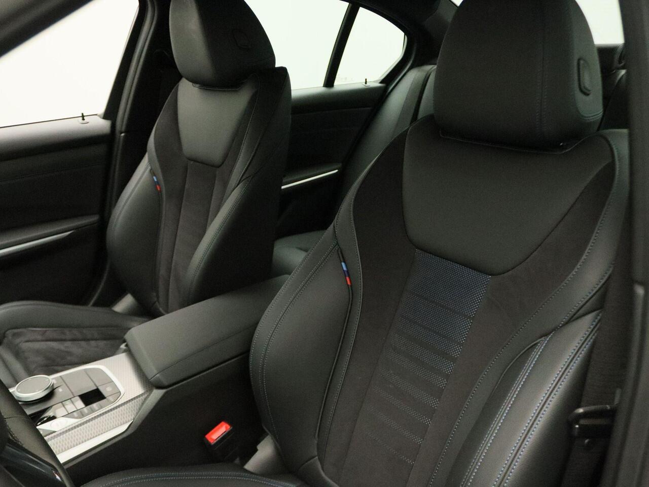 BMW 3-SERIE Sedan 330e M Sportpakket | Trekhaak | HIFI | Widescreen Display | 18"