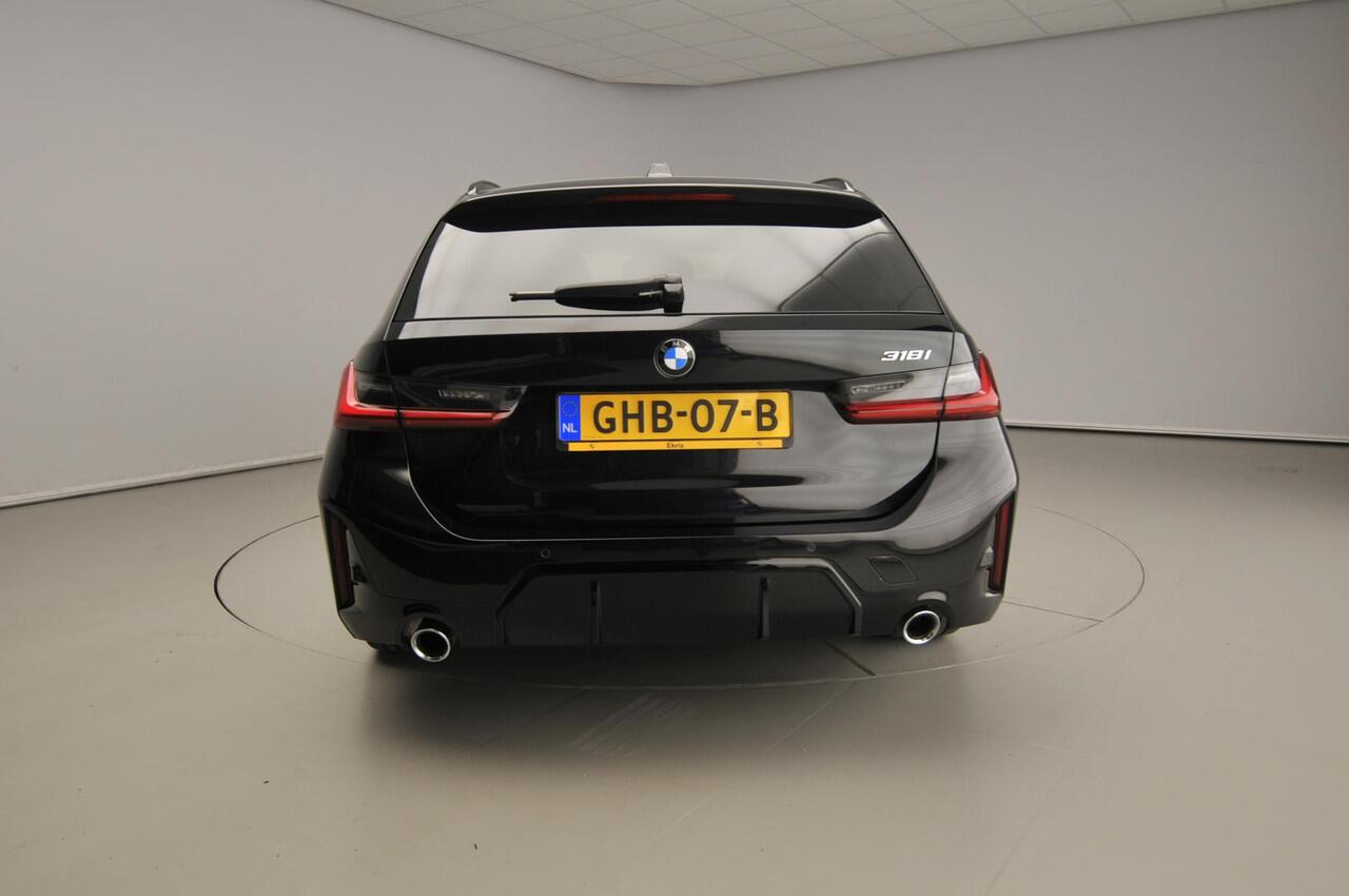 BMW 3-SERIE Touring 318i | M-Sportpakket | LED | Leder | Navigatie | Schuifdak | Sportstoelen | DAB | Hifi speakers | Alu 18 inch