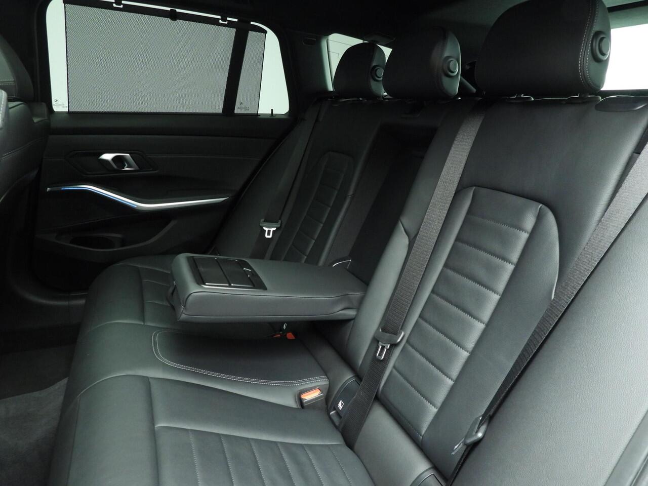 BMW 3-SERIE Touring 318i | M-Sportpakket | LED | Leder | Navigatie | Schuifdak | Sportstoelen | DAB | Hifi speakers | Alu 18 inch