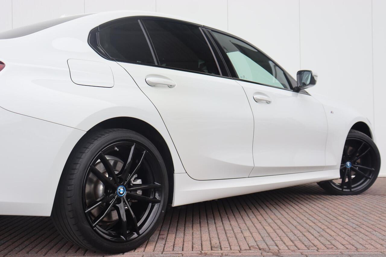 BMW 3-SERIE 330e M Sportpakket/ 19 inch LM/ Sportstoelen/ Cruise Control/ Stoelverwarming