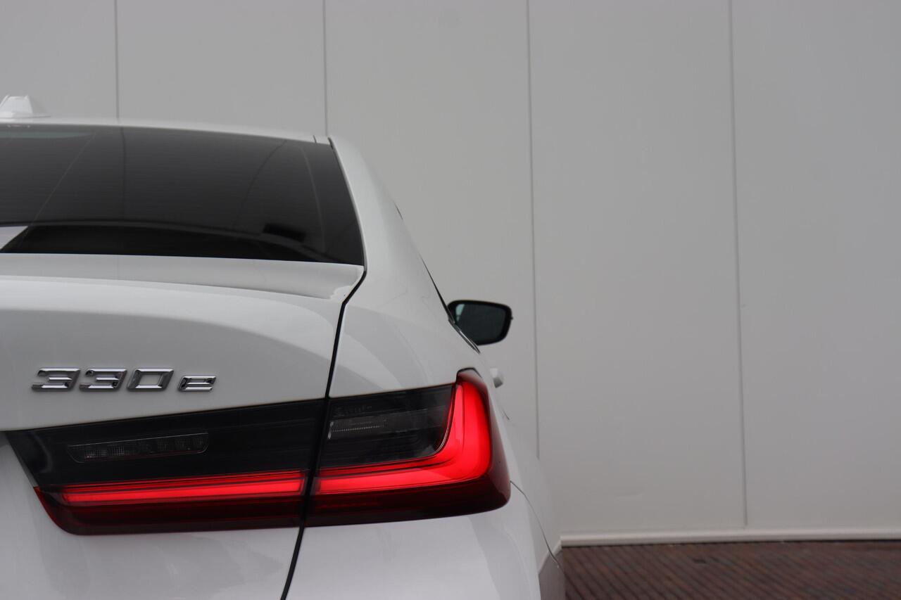 BMW 3-SERIE 330e M Sportpakket/ 19 inch LM/ Sportstoelen/ Cruise Control/ Stoelverwarming