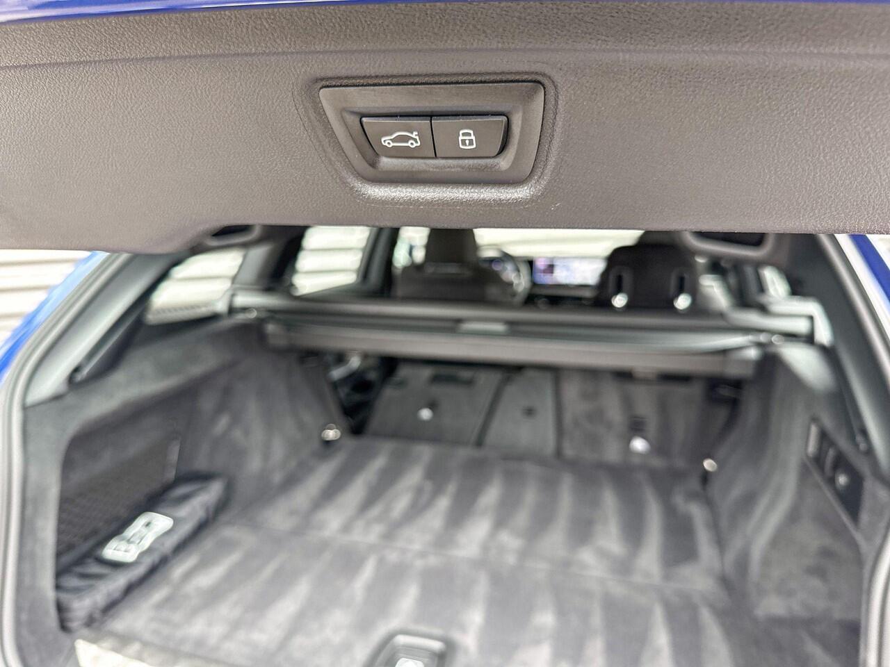 BMW 3-SERIE Touring 330e M Sportpakket Pro / Innovation Pack / Comfort Pack / Panoramadak / Trekhaak / Selections